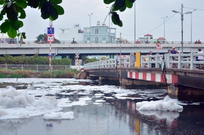 'Tuyết' phủ trắng kênh sau cơn mưa lớn ở TP.HCM ảnh 6