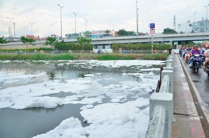 'Tuyết' phủ trắng kênh sau cơn mưa lớn ở TP.HCM ảnh 7