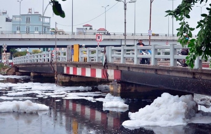 'Tuyết' phủ trắng kênh sau cơn mưa lớn ở TP.HCM ảnh 8