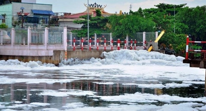 'Tuyết' phủ trắng kênh sau cơn mưa lớn ở TP.HCM ảnh 9