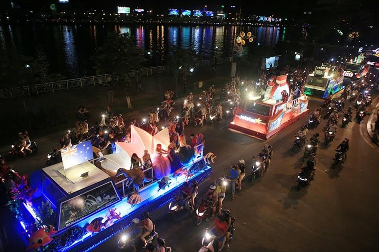 Du khách tiếp tục ”quẩy tưng bừng” tại lễ hội đường phố Đà Nẵng 2017 ảnh 1