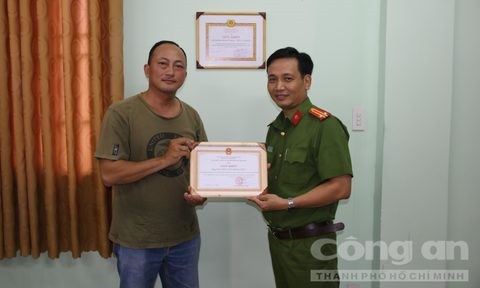 Hiệp sĩ Minh Tiến bị phơi nhiễm HIV khi truy bắt tên cướp liều lĩnh ảnh 1