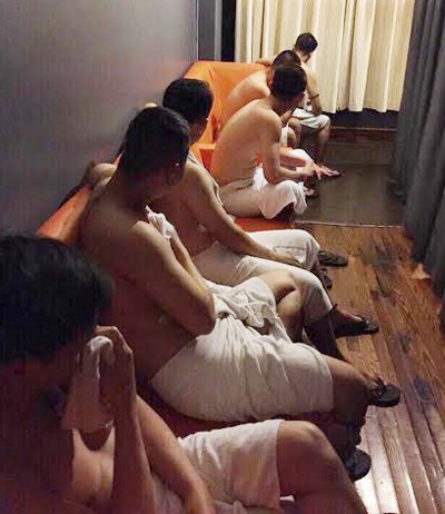Ổ 'mỹ nam' kích dục cho khách đồng tính ở Sài Gòn ảnh 1