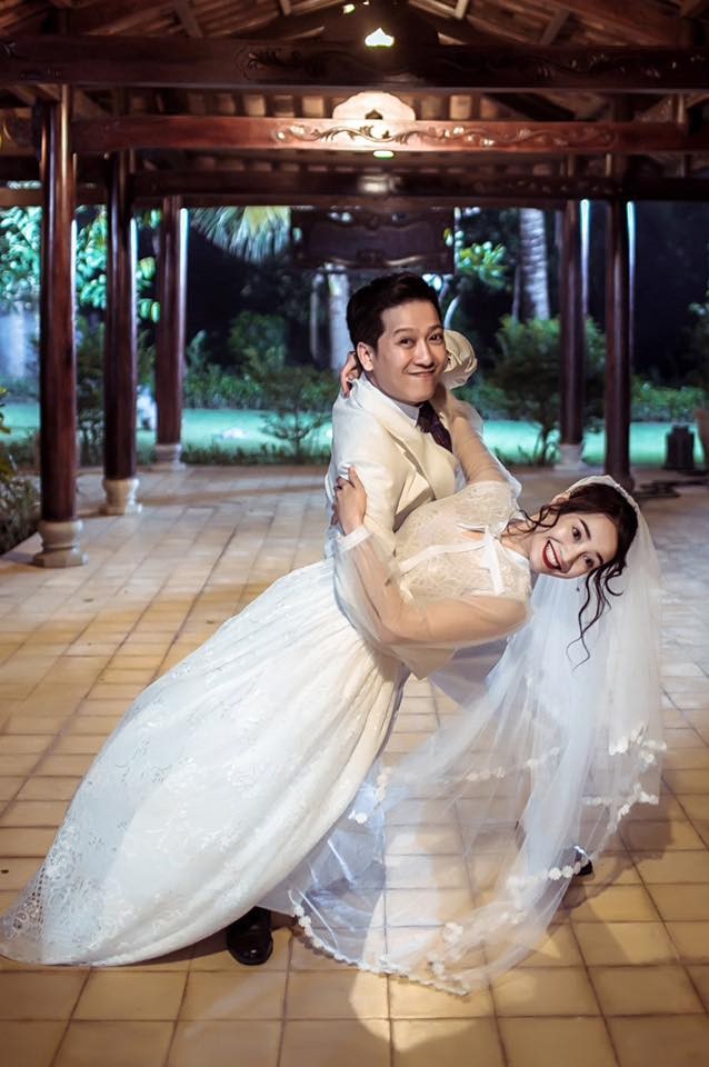 Nhã Phương - Trường Giang biểu cảm hài hước trong trang phục cưới ảnh 1