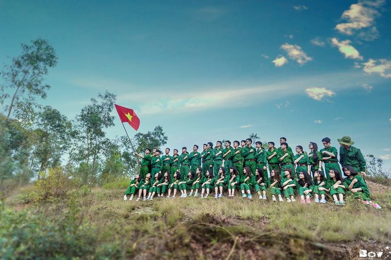 Học sinh Bắc Giang chụp ảnh kỷ yếu với chủ đề Chúng tôi là chiến sĩ ảnh 1