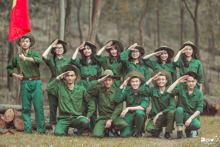 Học sinh Bắc Giang chụp ảnh kỷ yếu với chủ đề Chúng tôi là chiến sĩ ảnh 2