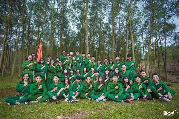 Học sinh Bắc Giang chụp ảnh kỷ yếu với chủ đề Chúng tôi là chiến sĩ ảnh 10