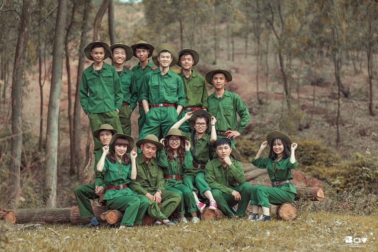 Học sinh Bắc Giang chụp ảnh kỷ yếu với chủ đề Chúng tôi là chiến sĩ ảnh 12