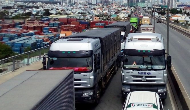 Nhiều tuyến đường phía Đông TP.HCM kẹt cứng hơn 6 tiếng ảnh 1