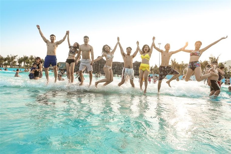Giải cơn khát giữa hè với Typhoon Water Park Hạ Long ảnh 4