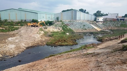 Nước kênh đen ngòm, bốc mùi nồng nặc sau cơn mưa ảnh 1