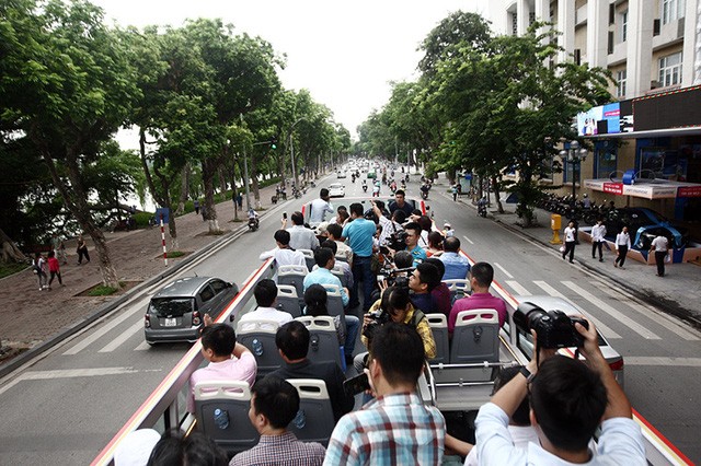 Trải nghiệm chuyến xe bus mui trần hai tầng đầu tiên tại Hà Nội ảnh 2