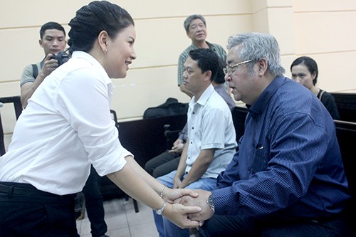 Nhà hát kịch TP HCM bị đề nghị bồi thường cho Ngọc Trinh ảnh 1