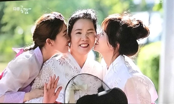 Hari Won tiết lộ về quá khứ bị gọi là 'tạp chủng' trong phim tài liệu ảnh 1