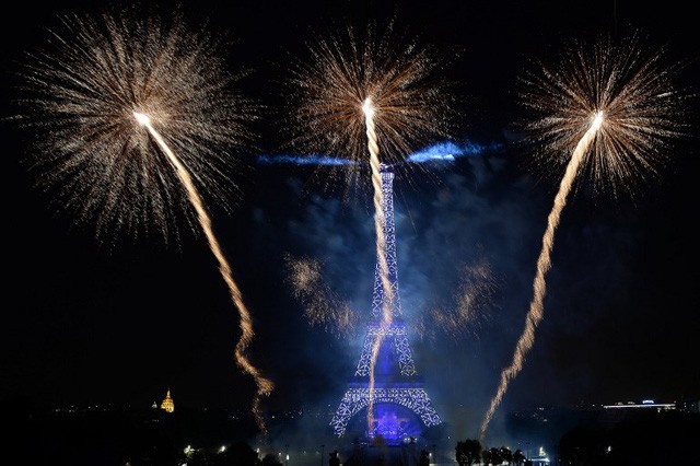 Pháo hoa rợp trời Paris mừng Quốc khánh Pháp ảnh 4