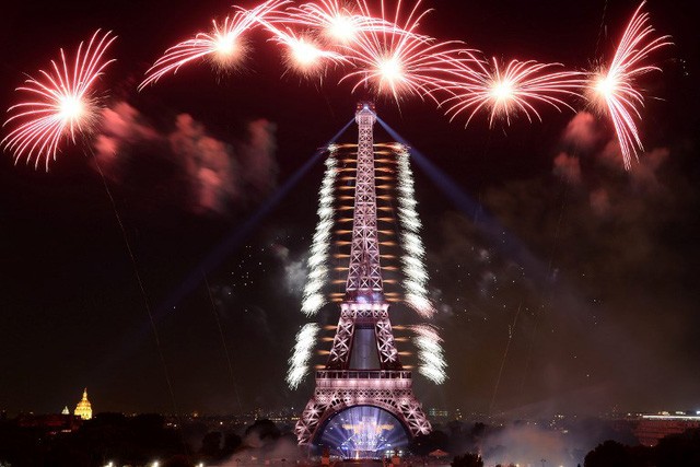 Pháo hoa rợp trời Paris mừng Quốc khánh Pháp ảnh 6