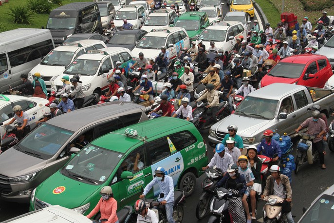 Giao thông hỗn loạn quanh sân bay Tân Sơn Nhất suốt 5 giờ ảnh 1