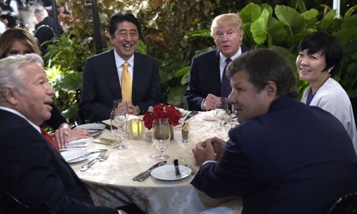 Đệ nhất phu nhân Nhật không nói tiếng Anh khi ngồi cạnh ông Trump ảnh 1