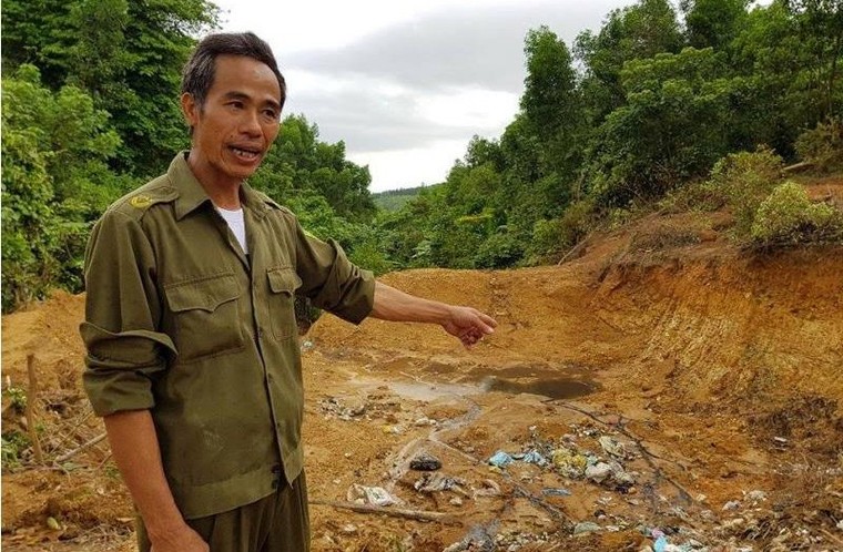 Chôn rác thải y tế trong vườn cán bộ xã, đầu nguồn nước ảnh 1