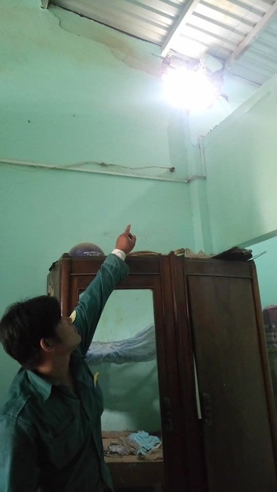 Sau loạt tiếng nổ khi máy bay bay ngang, nhiều nhà dân bị hỏng nặng ảnh 1