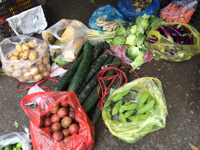 Mưa liên tục, rau củ tăng giá gấp 2-3 lần ngày thường ảnh 1