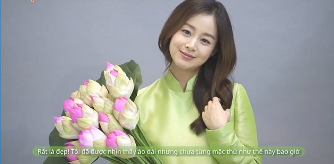 Kim Tae Hee mặc áo dài chào fan Việt ảnh 1
