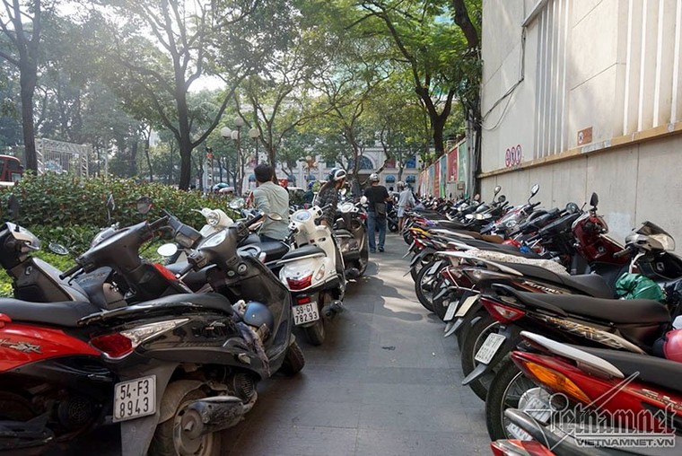 Ông Đoàn Ngọc Hải 'trảm' bãi giữ xe trước cổng UBND quận 1 ảnh 1