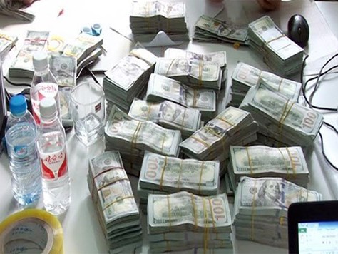 Khởi tố người Trung Quốc vận chuyển gần 1 triệu USD qua biên giới ảnh 1