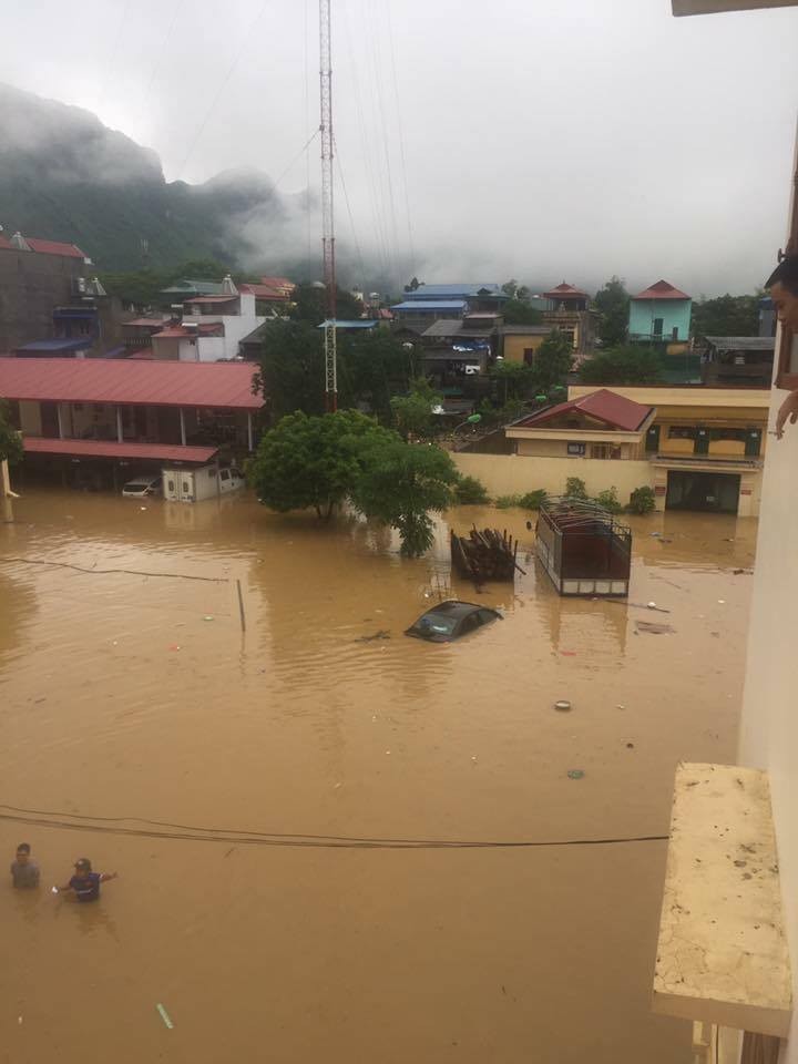 Nước ngập bằng nhà cửa, nhấn chìm xe cộ ở Thái Nguyên, Tuyên Quang ảnh 1