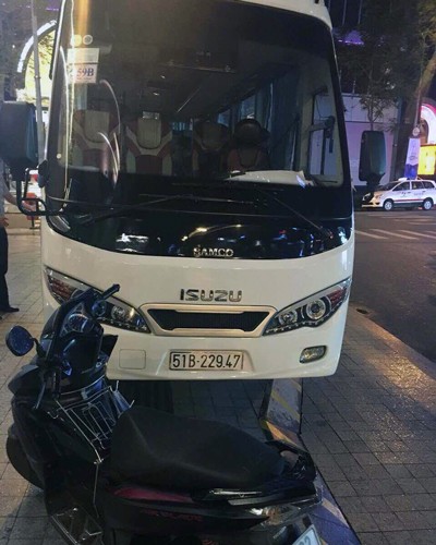 Ông Đoàn Ngọc Hải phạt hàng chục ôtô đậu vỉa hè trong đêm ảnh 1