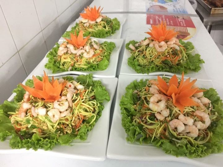 Mâm cỗ cúng 'cô hồn' 5 triệu, chị em công sở xuống tiền ngay ảnh 1