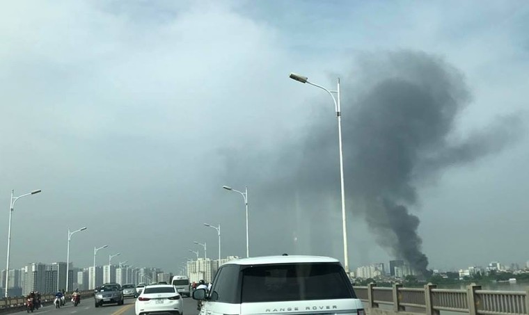 Hà Nội: Cháy dữ dội kho hàng ở cảng Bạch Đằng ảnh 3