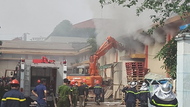 Hà Nội: Cháy dữ dội kho hàng ở cảng Bạch Đằng ảnh 6