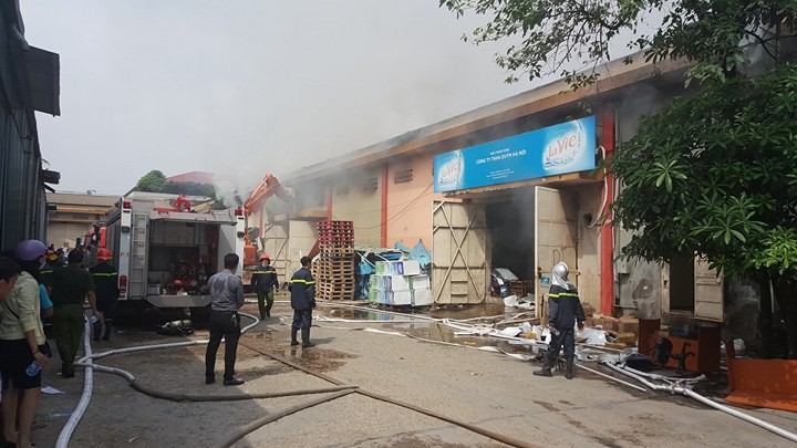 Hà Nội: Cháy dữ dội kho hàng ở cảng Bạch Đằng ảnh 8