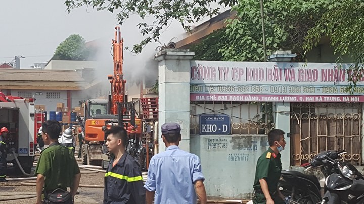 Hà Nội: Cháy dữ dội kho hàng ở cảng Bạch Đằng ảnh 9