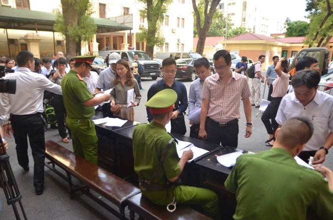 Xét xử đại án Ocean Bank: Diễn viên Quỳnh Tứ hầu tòa trong tư cách bị cáo ảnh 5