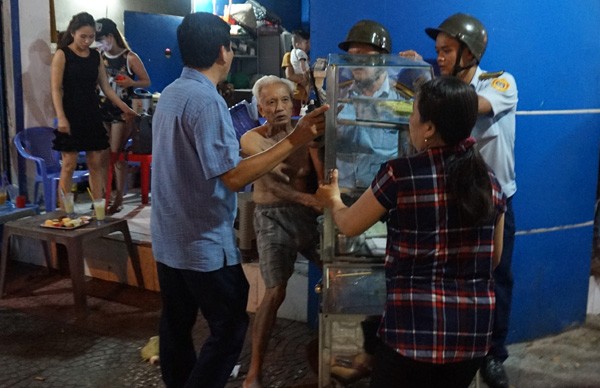 Ông Đoàn Ngọc Hải lý giải clip 'cụ ông 80 giành giật xe cá viên chiên' ảnh 1