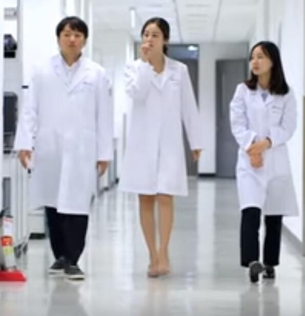 Kim Tae Hee mang bầu 7 tháng vẫn miệt mài kiếm tiền ảnh 2