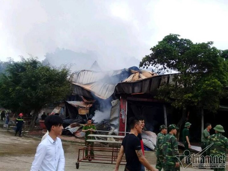 Huy động 300 người chữa cháy ở khu chợ cửa khẩu Tân Thanh ảnh 1