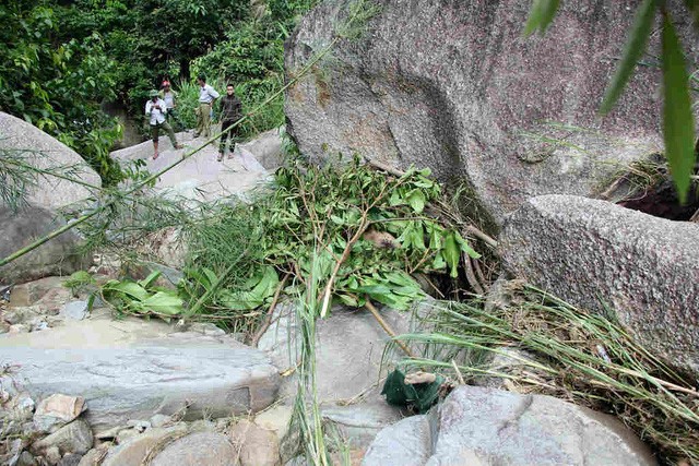 Nghệ An: Phát hiện xác một phụ nữ khỏa thân trong hốc đá ảnh 1