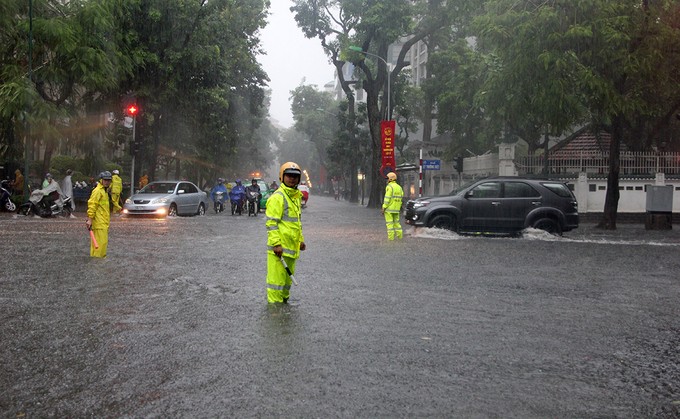 Cơn mưa kéo dài khiến Hà Nội chìm trong biển nước ảnh 6