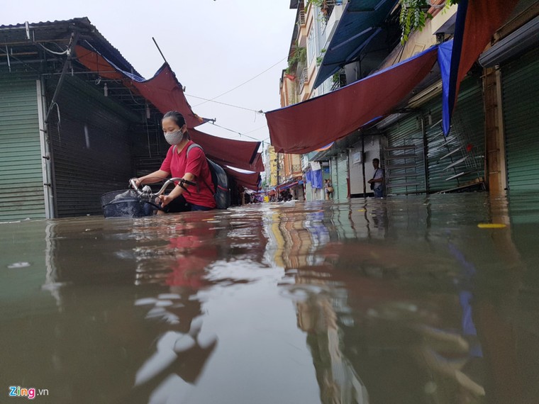 Cơn mưa kéo dài khiến Hà Nội chìm trong biển nước ảnh 4