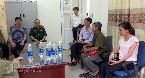 Vụ chìm tàu VTB26: Người thân các thuyền viên đỏ mắt chờ tin ảnh 2