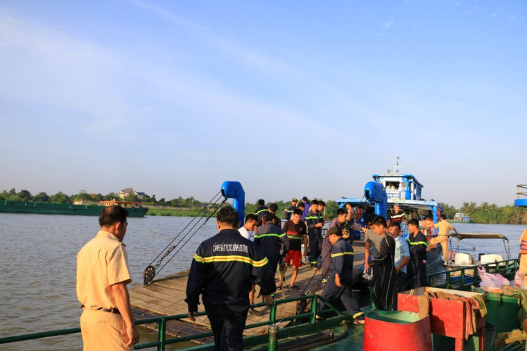 Sà lan tông chìm tàu chở cát trên sông Sài Gòn khiến 2 mẹ con mất tích ảnh 2