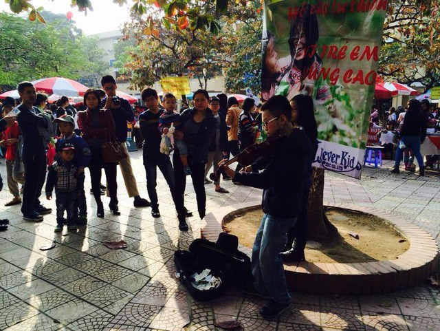 Chơi đàn ở phố đi bộ bị đòi giấy phép: Lãnh đạo quản lý nói gì? ảnh 1