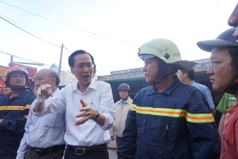 Hơn 100 lính cứu hỏa tham gia chữa cháy cho công ty nhựa ở Tp Hồ Chí Minh ảnh 3