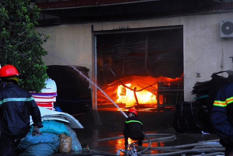 Hơn 100 lính cứu hỏa tham gia chữa cháy cho công ty nhựa ở Tp Hồ Chí Minh ảnh 4