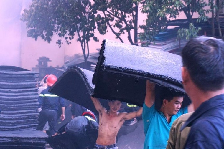 Hơn 100 lính cứu hỏa tham gia chữa cháy cho công ty nhựa ở Tp Hồ Chí Minh ảnh 5