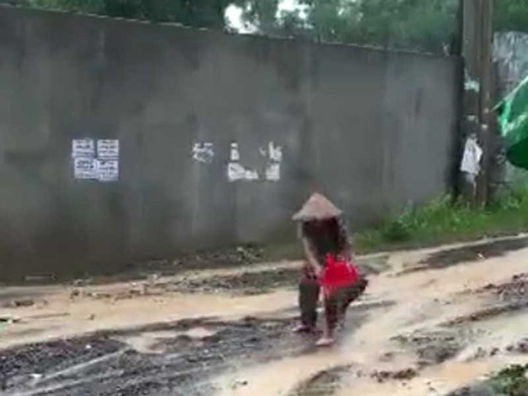 Vụ cụ bà “đội mưa vá đường“: Cán bộ phường nói gì? ảnh 1