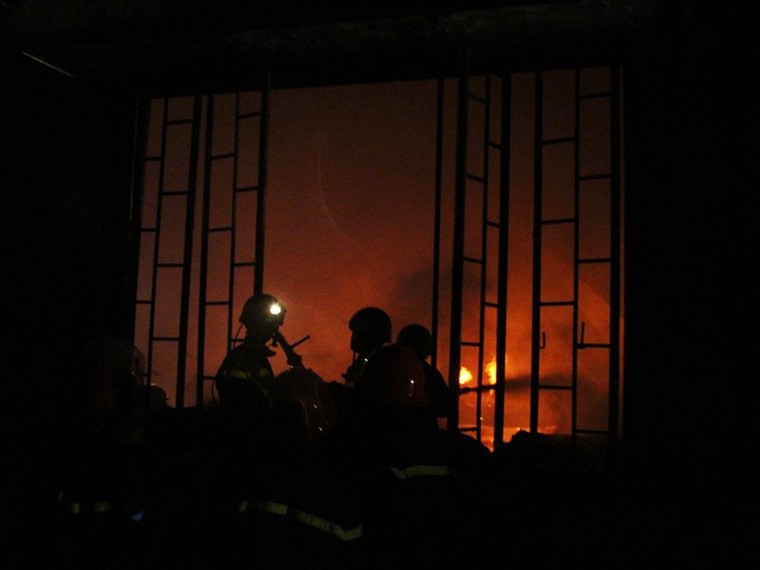 Nổ lớn và hỏa hoạn gần 3 tiếng tại công ty may ở Quận 9 ảnh 1